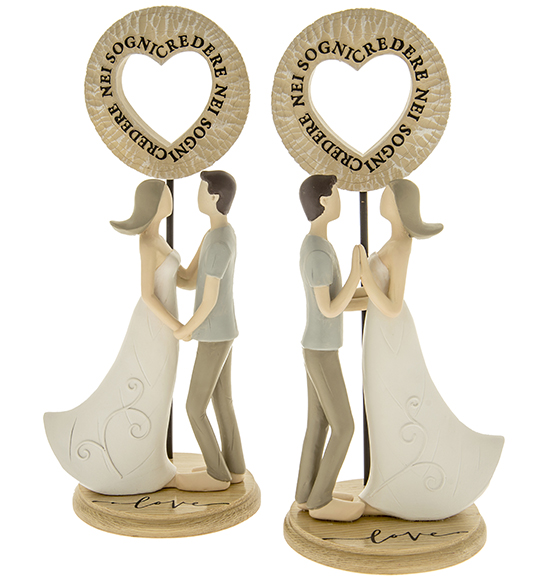 Bomboniera statuetta grande coppia in resina con base e cuoricino in legno cm. 30 Linea \"Stone\"