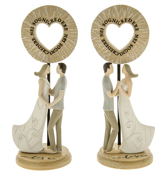 Bomboniera statuetta media coppia in resina con base e cuoricino in legno cm. 19 Linea \"Stone\"