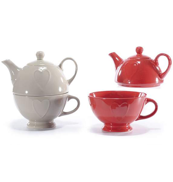 Set teiera e tazza in ceramica in due colorazioni assortite con decoro a cuore in rilievo