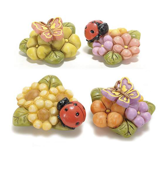 Bomboniera Coccinelle e farfalla decorative in resina colorata su fiore e foglia cm 4 x 3,8 x 2,4 H