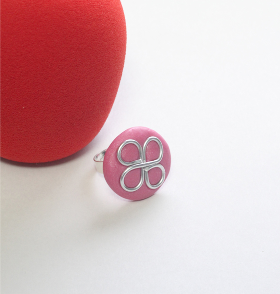 Anello in cernit rosa con fiorellino wire