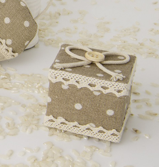 box cubetto fiocco portaconfetti beige a pois con merletti e bottoncini cm 5x5x4