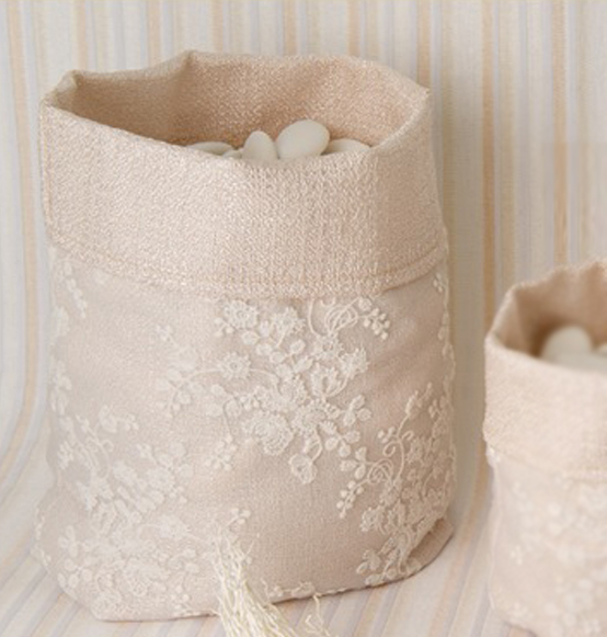 Sacco per confettata beige con ricami in tessuto