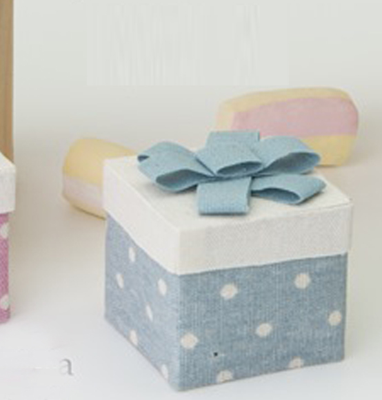 Scatolina portaconfetti pacco regalo azzurro con pois in tessuto