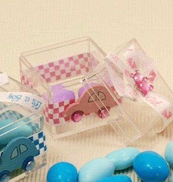 Scatolina con coperchio in plastica trasparente con nastro e automobilina rosa