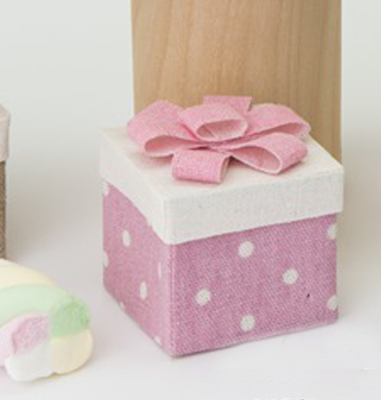 Scatolina portaconfetti pacco regalo rosa con pois in tessuto